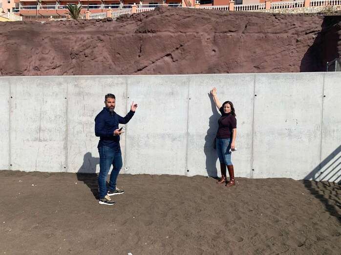 Miembros del PP delante del polémico muro/TA.